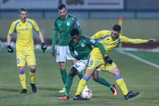 Olimpija (v zelenih dresih) je bila nemočna proti agresivni igri Domžal.