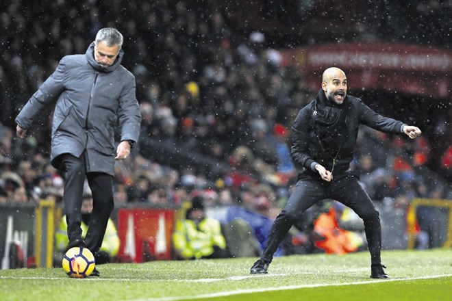 Jose Mourinho (levo) je v 20 medsebojnih dvobojih z Josepom Guardiolo zmagal le štirikrat.