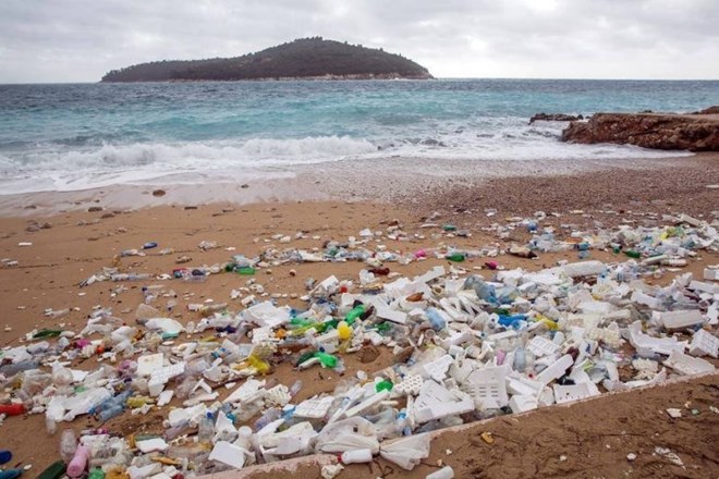 Smeti, ki so po močnem vetru naplavile na plažo v Dubrovniku.