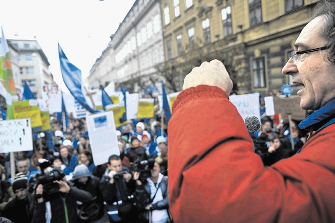 V plačni skupini J opozarjajo, da jih veliki sindikati zaradi njihove številnosti radi vabijo na proteste, za njihove pravice...