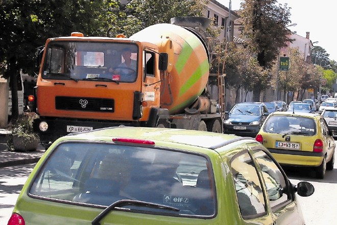 Na ministrstvu za okolje in prostor kljub kritikam vztrajajo pri tem, da se 90 odstotkov državnih cest in 74 odstotkov...