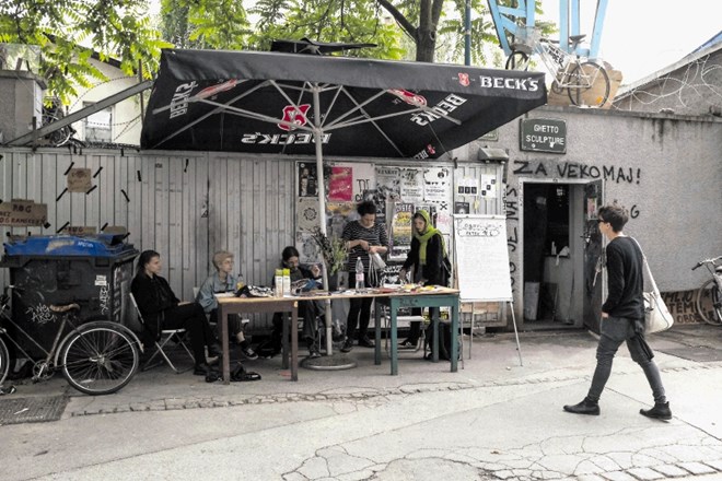 Sodeč po aneksu k pogodbi, ki jo je mestna občina sklenila s podjetjem Dolinšek transport, občina načrtuje rušitev Roga še...