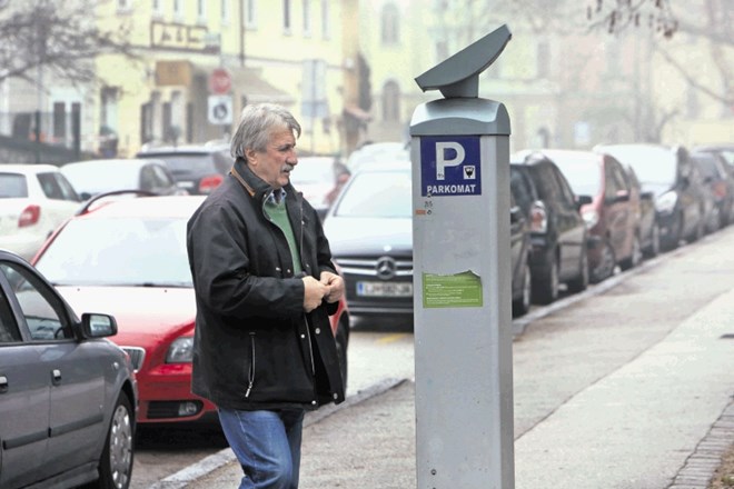 Lani se število vozil na parkirnih prostorih ob vozišču v središču mesta praktično ni povečalo. Se je povečalo pa število...