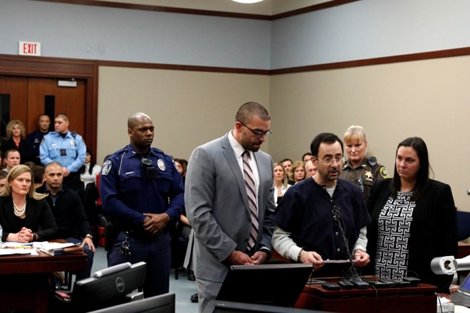 Larry Nassar je krivdo priznal že novembra 2017, njegovo zaslišanje pa poteka v mestu Lansing, v zvezni državi Michigan.