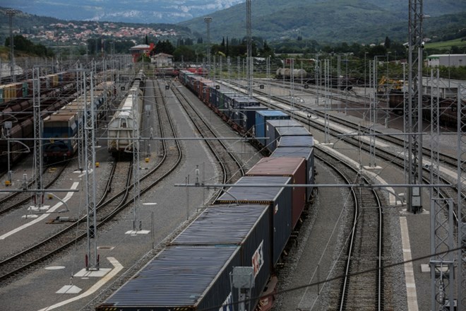 Žerjavisti in drugi zaposleni v Luki Koper  delajo počasneje kot sicer zaradi doslednega spoštovanja postopkov varnosti pri...