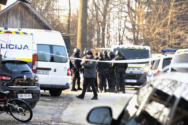 V romski vasi v Beltincih ni bilo nič prepuščeno naključju. Hišne preiskave so varovali dobro opremljeni možje v modrem.