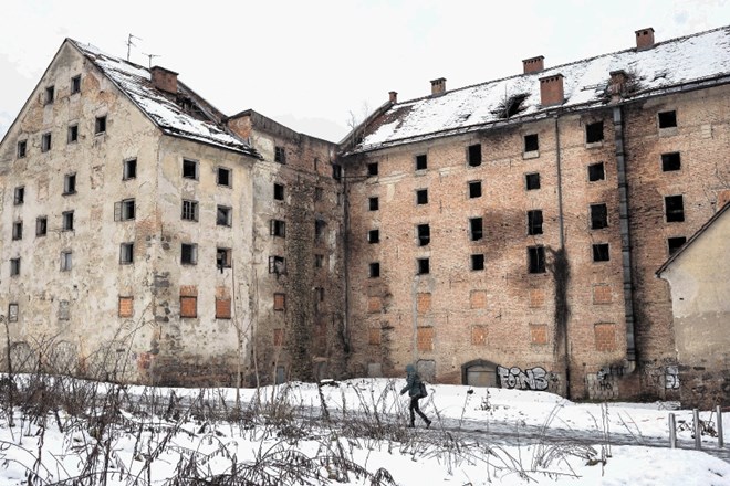 Občina bo zaradi obsežnosti projekta prenove in ureditve stare Cukrarne v galerijo začasno zaposlila dve osebi.