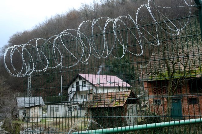 Ureditev statusa oseb, ki nezakonito bivajo v Sloveniji, za vlado ustrezna