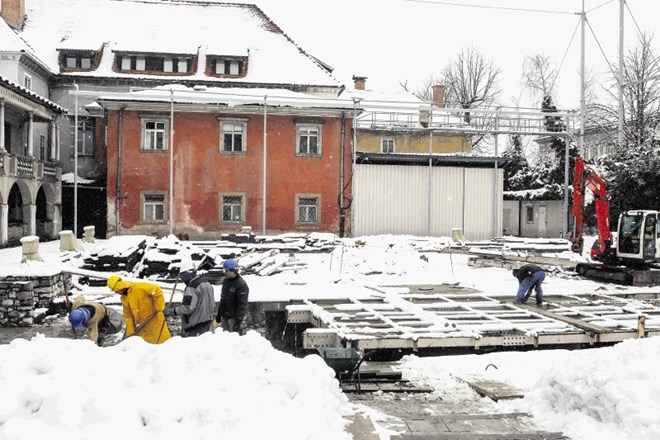 Kljub neugodnim vremenskim razmeram je obnova avditorija Križanke v polnem teku.