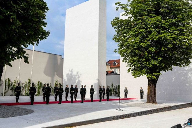 Fotografija z odkritja spomenika vsem žrtvam vojn in z vojnami povezanim žrtvam na območju Republike Slovenije