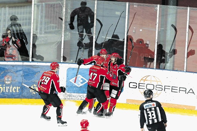 Jeseničani so brez milosti napolnili ljubljansko mrežo in v četrtfinalu alpske lige povedli s 3:0 v zmagah.