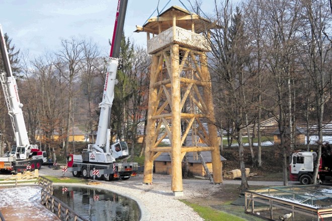 Največja lovska opazovalnica na svetu bi rada med Guinnessove rekorderje, ne pa tudi med objekte z gradbenim dovoljenjem.