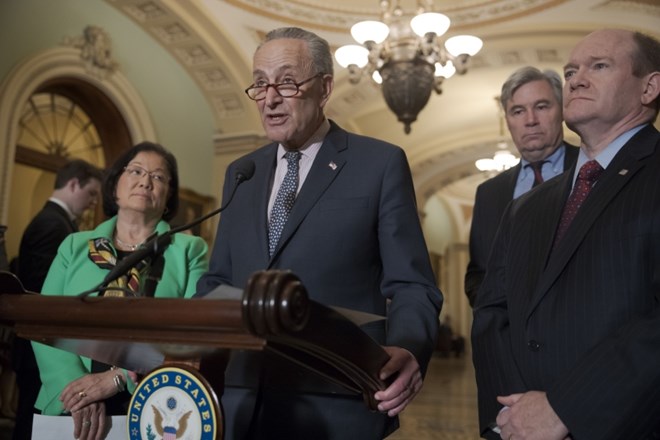 Demokratski senatorji  Chuck Schumer (v ospredju),  Mazie Hirono (levo), Sheldon Whitehouse (drugi z desne) in  Chris Coons...