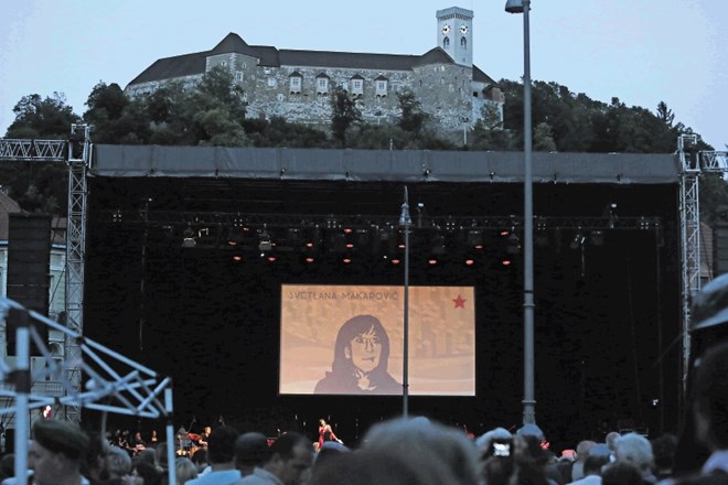 Tudi lani je, tako kot letos,  koncert Svetlane Makarovič z naslovom Nosil bom rdečo zvezdo spodbudil proteste in pozive k...