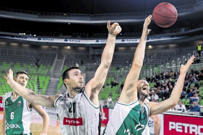 Robert McCarron (v belem dresu) je Krki ob zmagi svojega moštva nasul 16 točk, Saša Zagorac (z žogo) pa Petrolu Olimpiji...