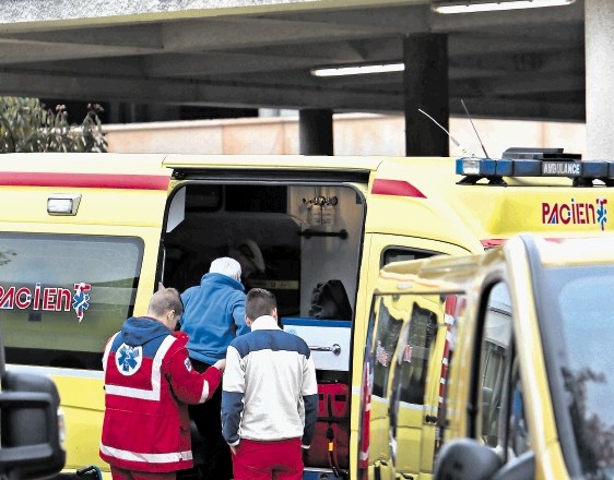 Bolniki opozarjajo, da so v gneči na ljubljanski polikliniki dodatno izpostavljeni okužbam.