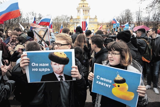 Pred jutrišnjo ponovno inavguracijo so ne prav številni protestniki ob ostrem posredovanju policije Putinu sporočali, da ni...