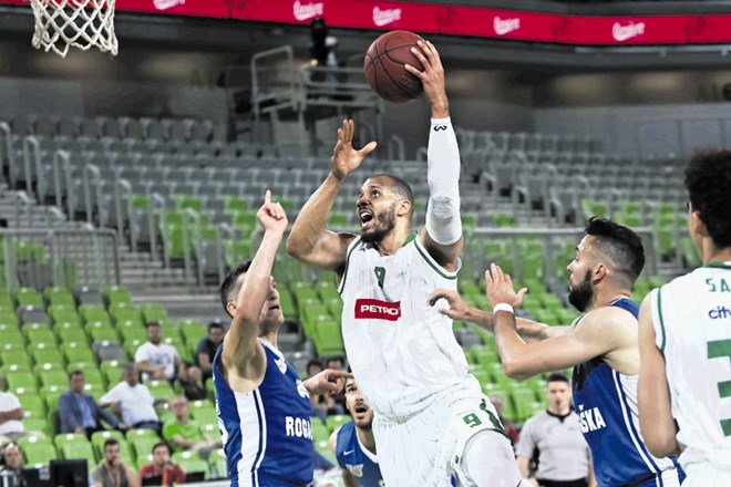 Košarkar Olimpije Jordan Morgan (z žogo) je Rogaški nasul 24 točk.