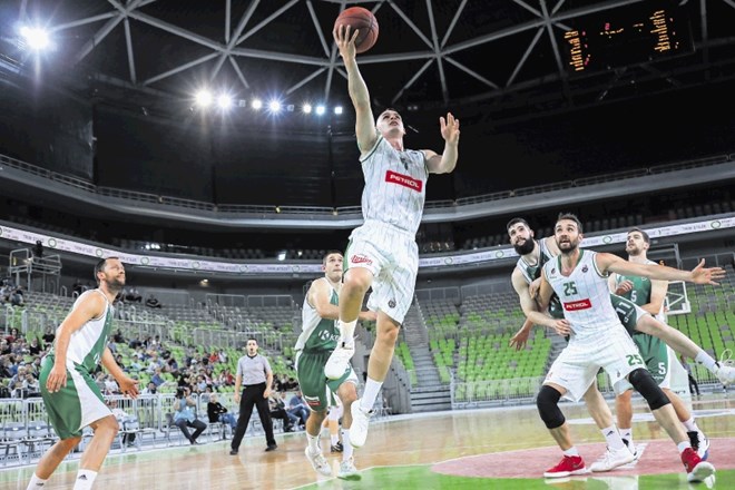 Olimpijin košarkar Jan Špan (z žogo) je bil najboljši igralec na prvi finalni tekmi proti Krki.