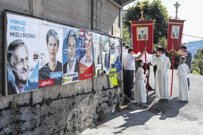 Ob prazniku  sveto Rešnje telo se je danes zjutraj po vasi Javorje  pod Blegošem in Starim vrhom vila dolga kolona vernikov,...