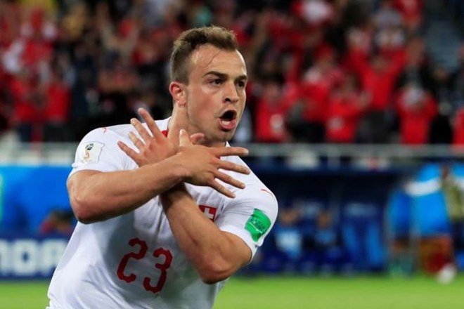 Xherdan Shaqiri se je takole na tekmi s Srbijo veselil zmagovitega zadetka za 2:1.