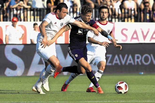 Luka Zahović (v sredini), ki je bil tudi kapetan Maribora,  se proti Muri ni naigral, saj sta nanj vseskozi pazila dva...