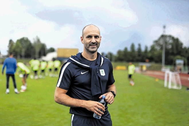 Trener Olimpije Ilija Stolica s taktiko, oblačenjem in obnašanjem posnema slovitega trenerja Pepa Guardiolo. Celo vodo med...