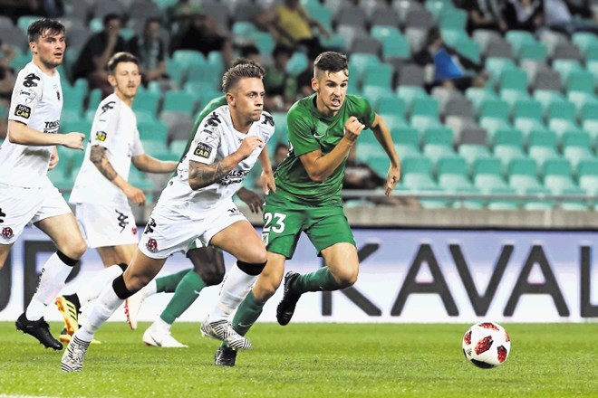 Vezist Olimpije Nik Kapun (desno) bo po zamenjavi trenerja morda dobil več priložnosti za igro.