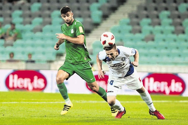 Najkreativnejši vezist Olimpije Rok Kronaveter (levo) je moral zaradi nelogičnih odločitev  strokovnega vodstva za taktiko...