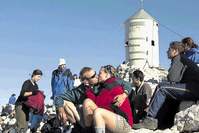 En teden je leta 1895 trajalo, da so dele Aljaževega stolpa prenesli iz Mojstrane na vrh Triglava in jih sestavili. Tokrat pa...