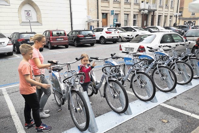 Kolesa na postaji na Prešernovi ulici si uporabniki že lahko izposodijo.