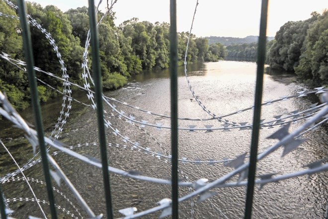 Varnostna situacija še vedno ni takšna, da bi ograjo odstranjevali, je prepričana županja Črnomlja.