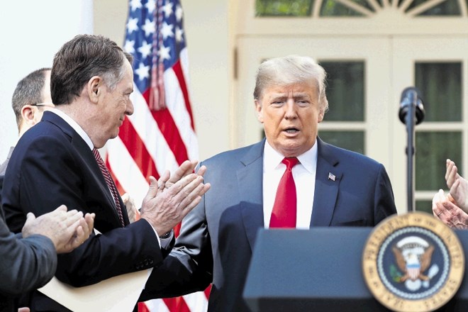 Ameriški trgovinski predstavnik Robert Lighthizer, ki je bil glavni pogajalec s Kanadčani, ploska predsedniku Trumpu ob...