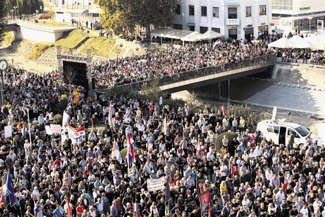 Na osrednjem trgu v Vukovarju se je  zbralo več tisoč ljudi, ki so mirno izrazili nezadovoljstvo zaradi nereševanja primerov...