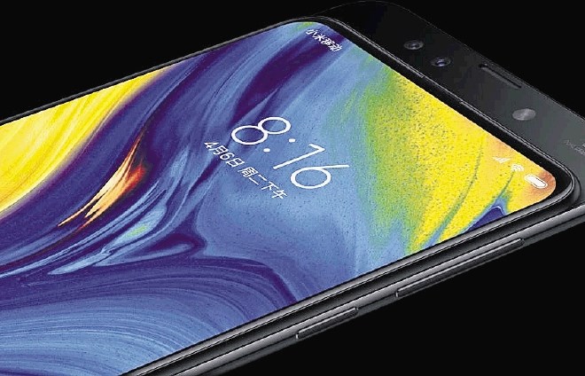 Če zaslon telefona mi mix 3 potegnemo navzdol, pri vrhu naprave odkrijemo sprednjo kamero.