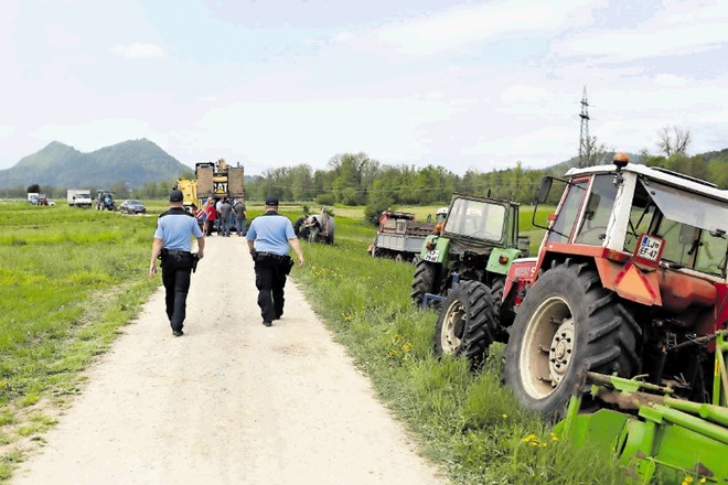 Zaradi protestov lastnikov kmetijskih zemljišč ob trasi povezovalnega kanalizacijskega kanala C0 so na gradbišče že večkrat...