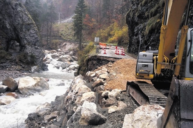 Vsi osnovnošolci iz Jelendola prišli v šolo, cesta še vedno neprevozna