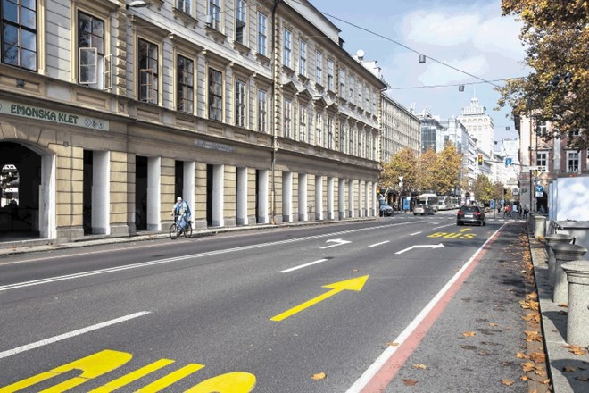 Na južnem delu Slovenske ceste je občina prej štiripasovno cestišče zožila na tripasovno. S tem so pridobili predvsem...