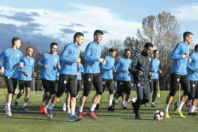 Slovenska nogometna reprezentanca je tik pred izpadom v najnižji razred evropskega nogometa.