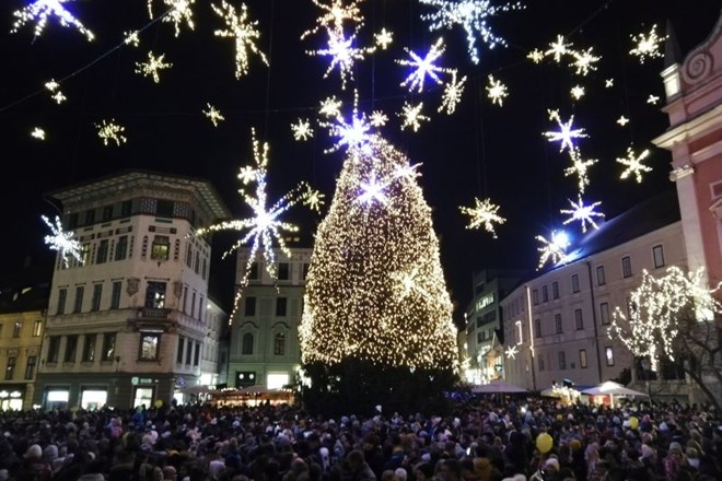 Nad ljubljanskimi ulicami je zagorela okrasitev, imenovana Zbliževanja.