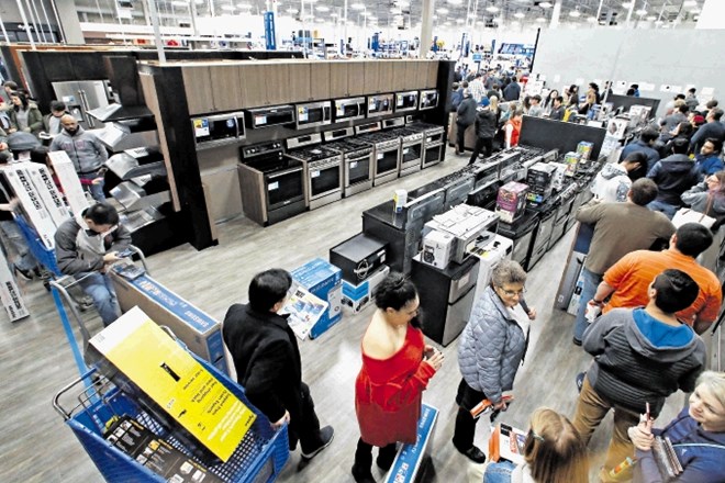 Dolge kolone na letošnji črni petek v eni izmed prodajaln Best Buy v Združenih državah Amerike.