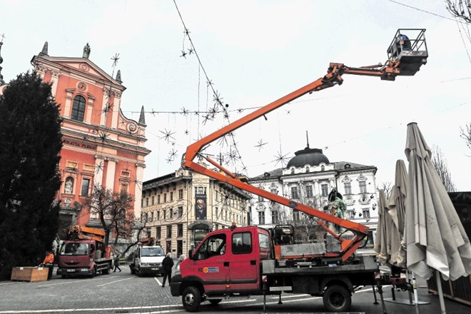 Delavci so v mestu že začeli pospravljati sejemske hiške in odstranjevati praznično okrasitev.