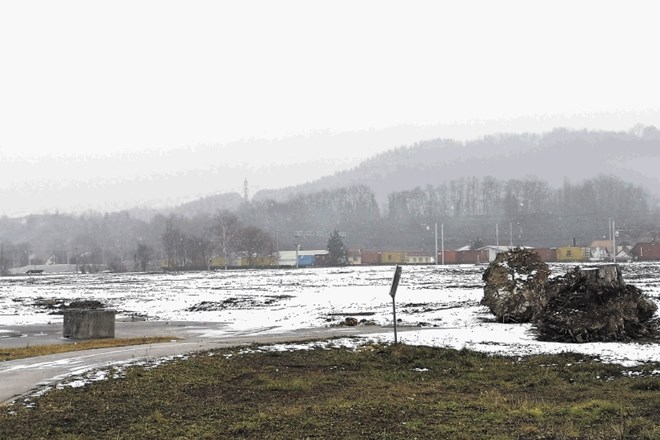 Zemljišče na območju stare cinkarne, na katerem mora VOC Ekologija po dogovoru z občino namestiti 70 centimetrov izolacijske...