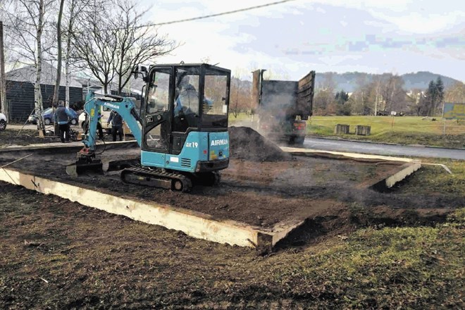 Delavci podjetja Simbio bodo testno območje urejali kot vse druge parkovne površine v mestu, nad njimi pa bo bedel Kmetijski...