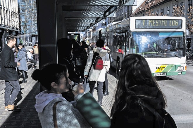 V LPP uvajajo neprenosljivo splošno letno vozovnico, ki bo stala 365 evrov, in letno vozovnico za upokojence v vrednosti 220...