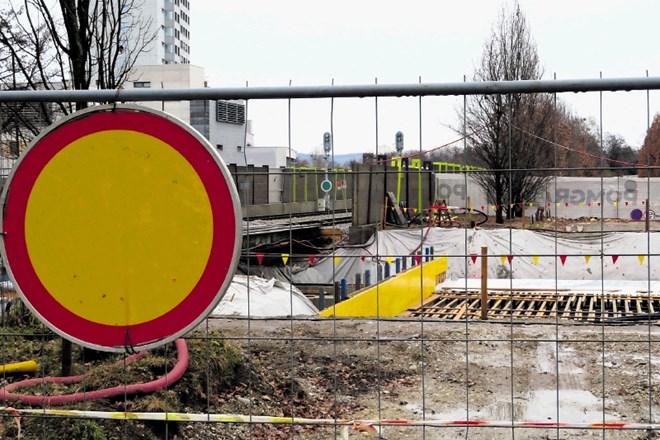 Gradbeni ritem na gradbišču bodočega podvoza pod železniško progo pri mariborskem Magdalenskem parku je že nekaj časa zelo...