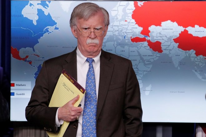 John Bolton z rumeno beležko na novinarski konferenci za dopisnike iz Bele hiše.