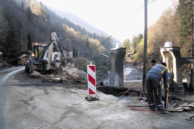 Cesta skozi Dovžanovo sotesko proti Jelendolu naj bi v prihodnje postopoma  dobila  novo asfaltno prevleko.