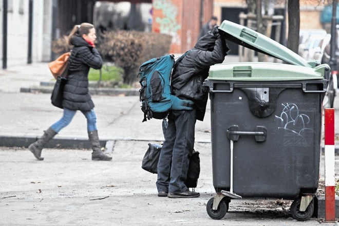 Na ministrstvu za delo pojasnjujejo, da so se za dvig minimalne plače odločili zato, da bi lahko zaposleni  dostojno živeli...