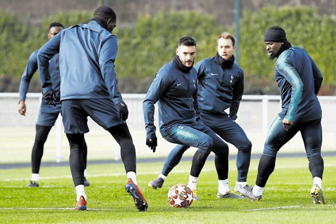 Nogometaši Tottenhama so dobro razpoloženi pred tekmo z Borussio Dortmund. V središču zanimanja med igranjem pepčka je bil...